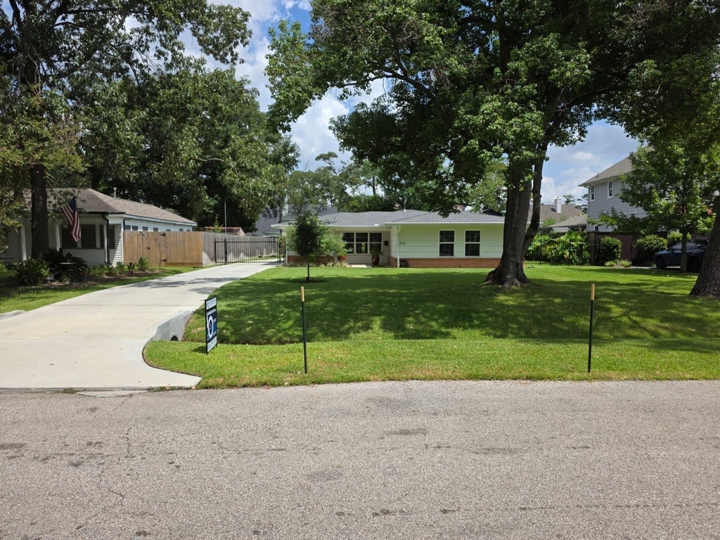 312 W 31st Street - Photo 1