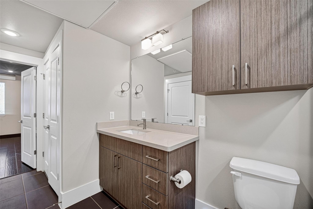 2401 Crawford Street - Photo 32