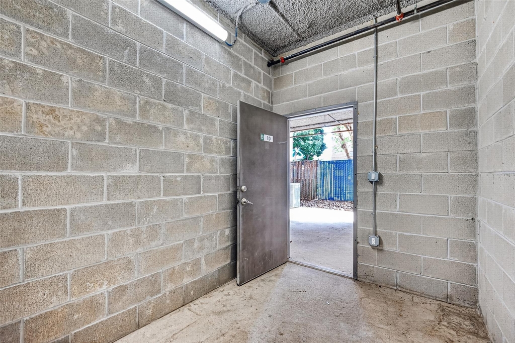 2401 Crawford Street - Photo 36