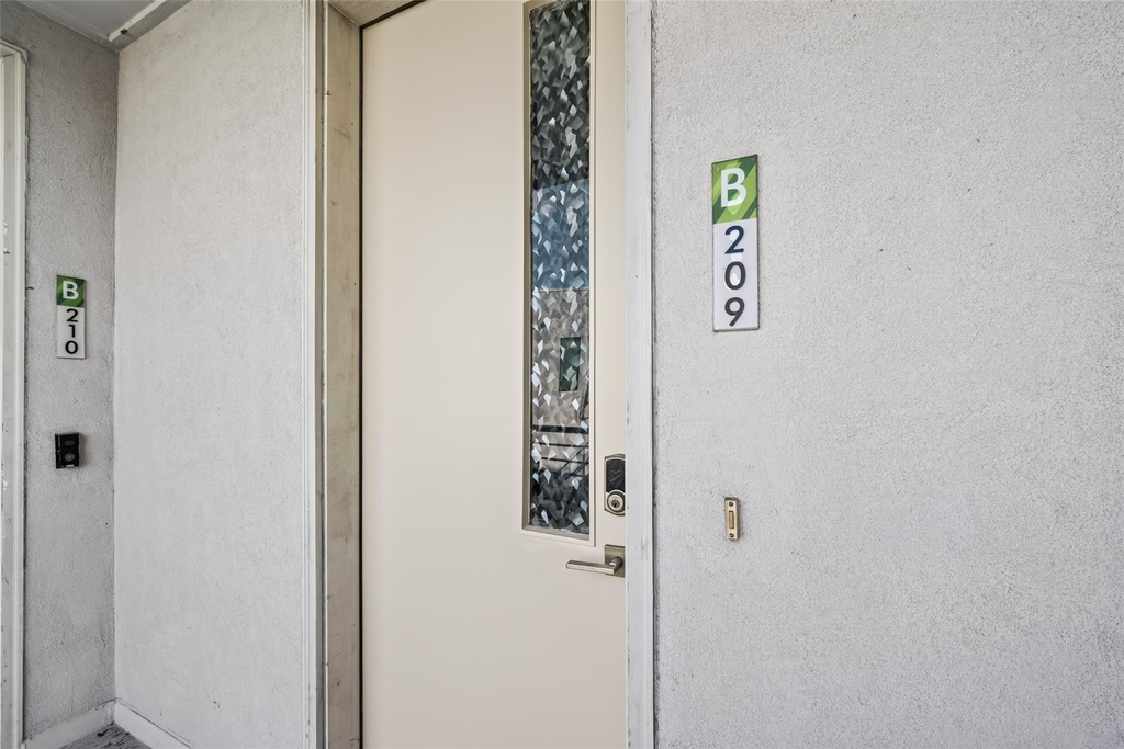 2401 Crawford Street - Photo 9