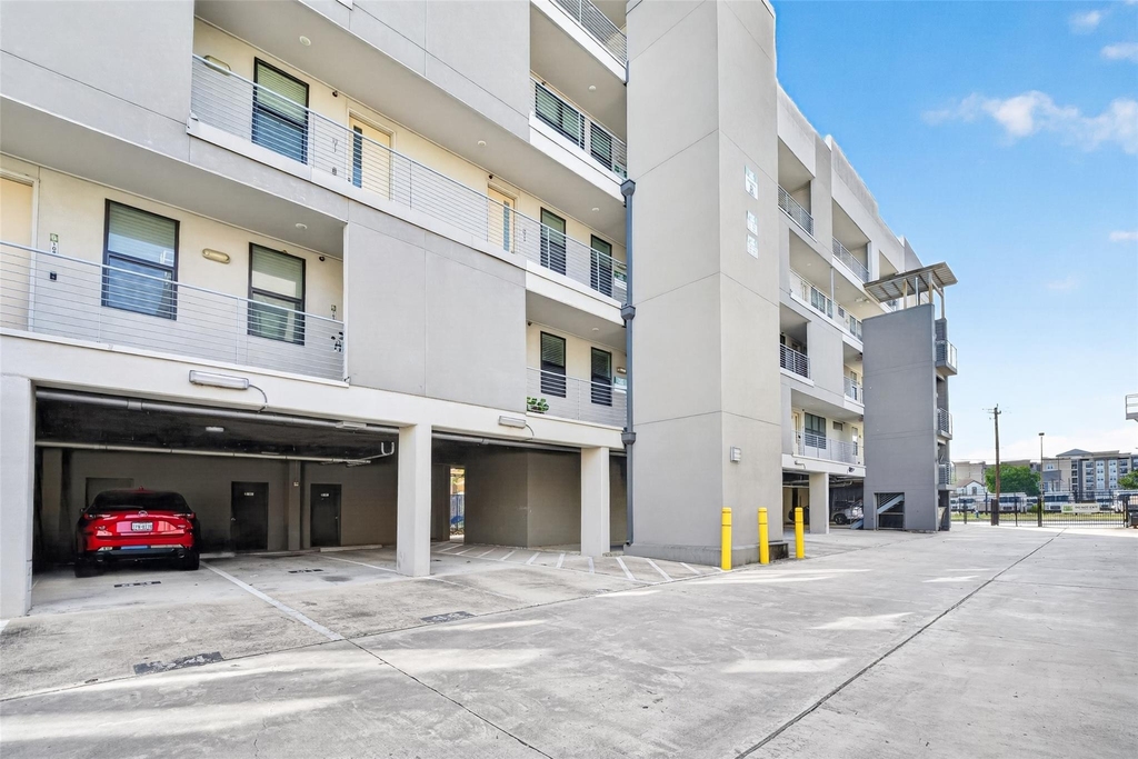 2401 Crawford Street - Photo 2