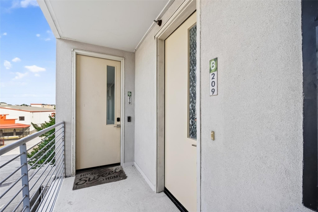 2401 Crawford Street - Photo 11
