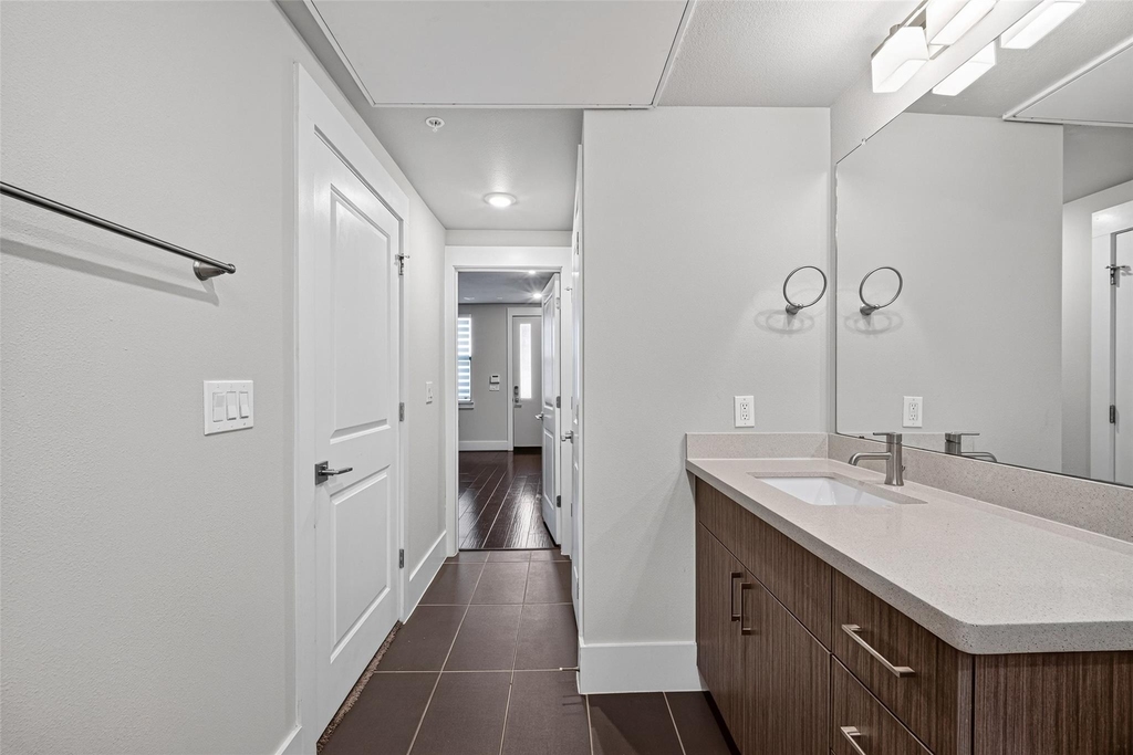 2401 Crawford Street - Photo 33