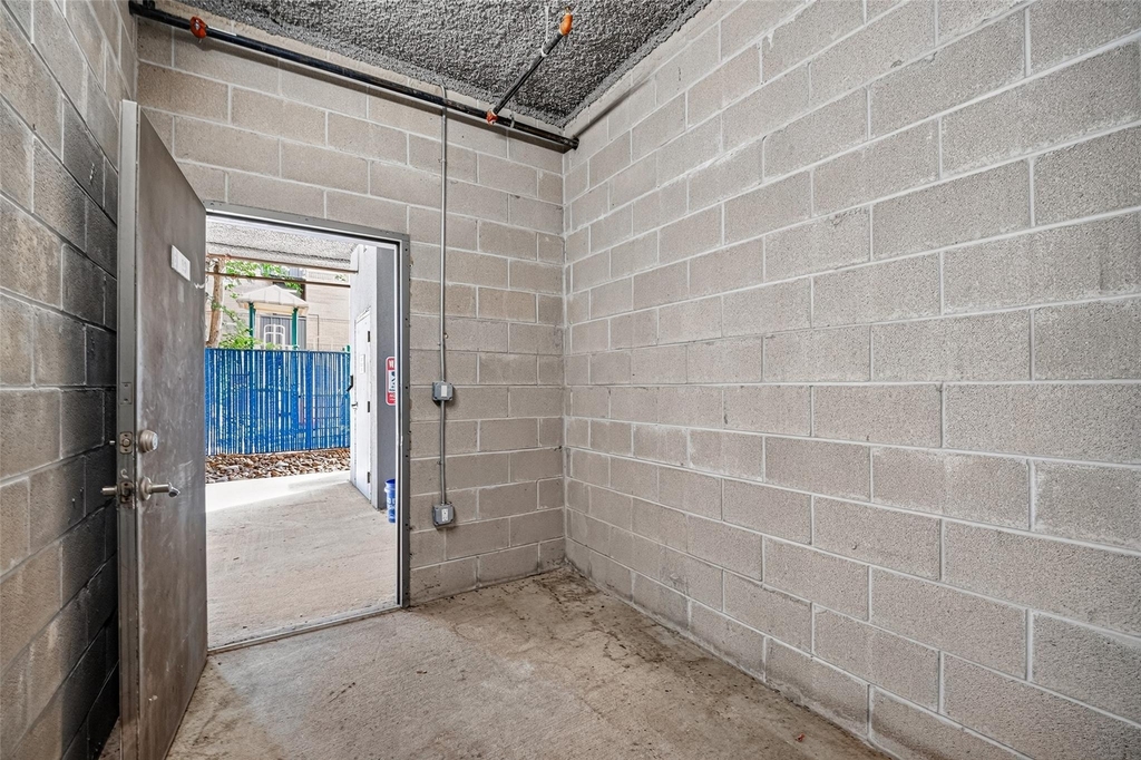2401 Crawford Street - Photo 37