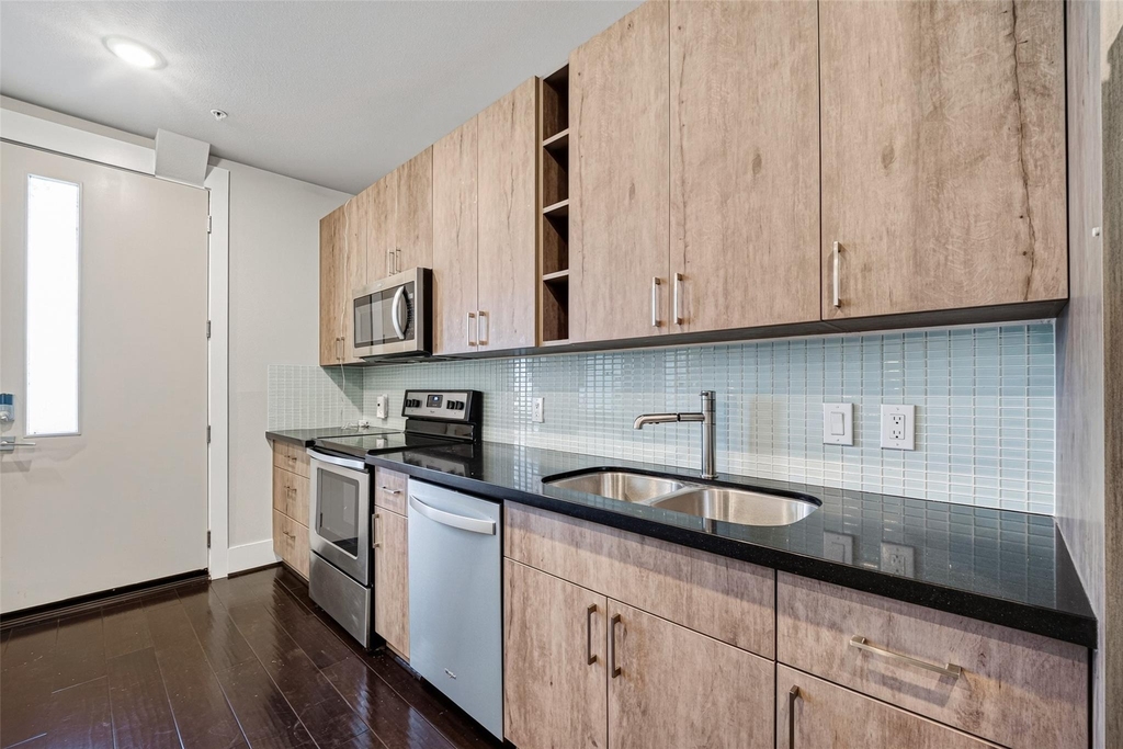 2401 Crawford Street - Photo 16