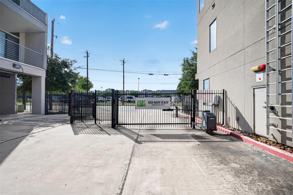 2401 Crawford Street - Photo 38