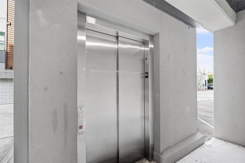 2401 Crawford Street - Photo 5