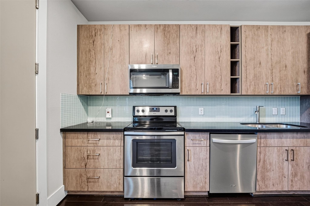 2401 Crawford Street - Photo 14