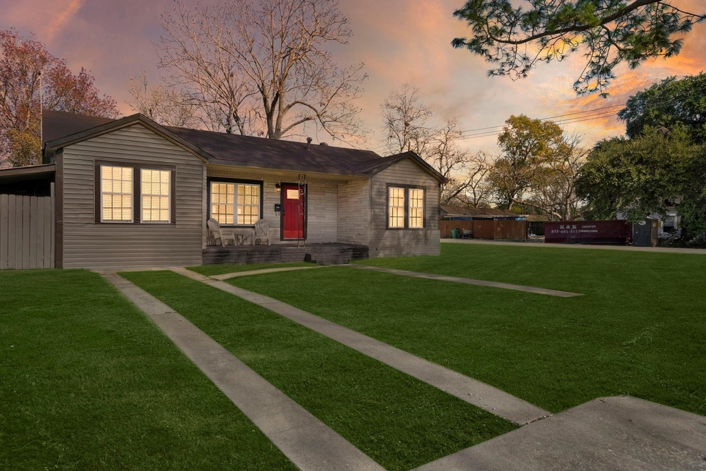 1206 Olive Street - Photo 0