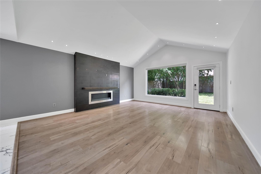 2206 Saxon Drive - Photo 3