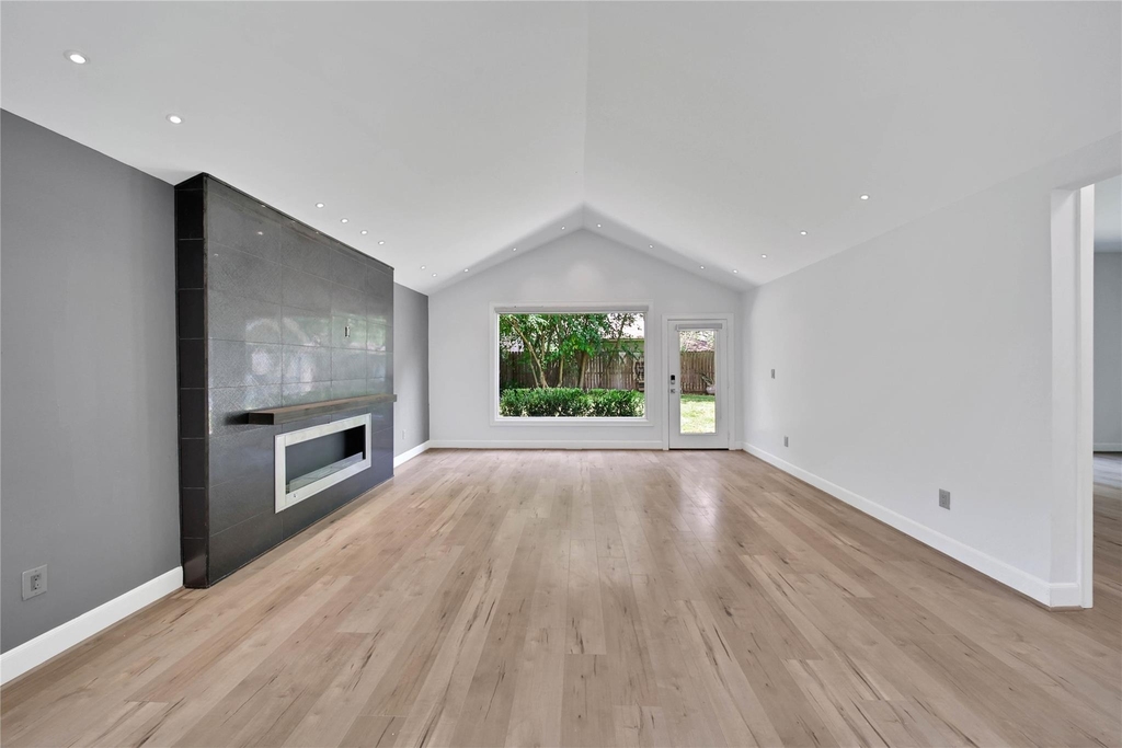 2206 Saxon Drive - Photo 4
