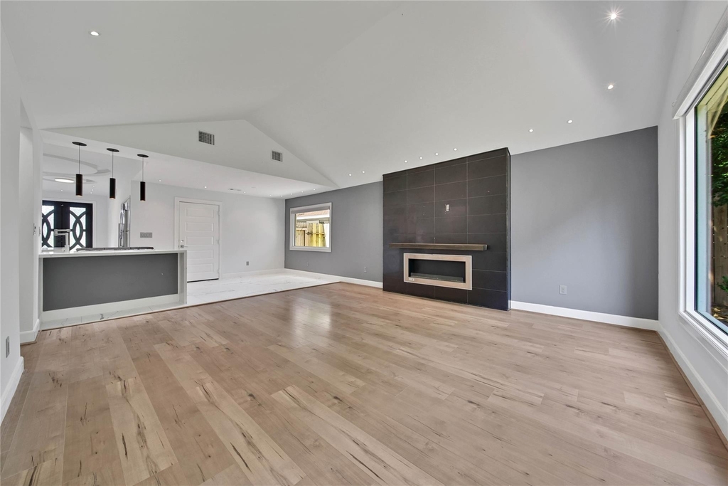 2206 Saxon Drive - Photo 2