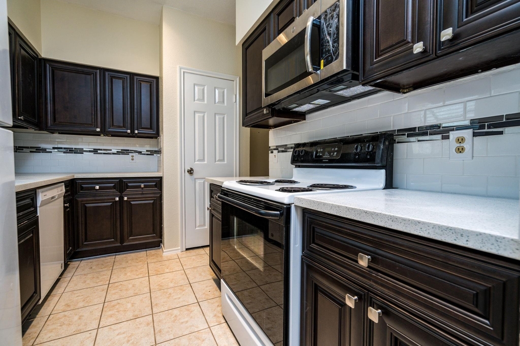 1103 Dulles Avenue - Photo 0