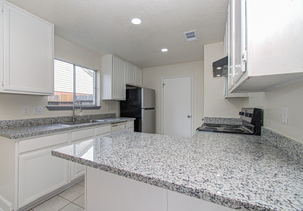 16963 Nevisway Street - Photo 15