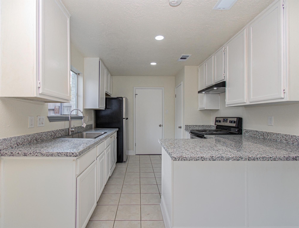 16963 Nevisway Street - Photo 14