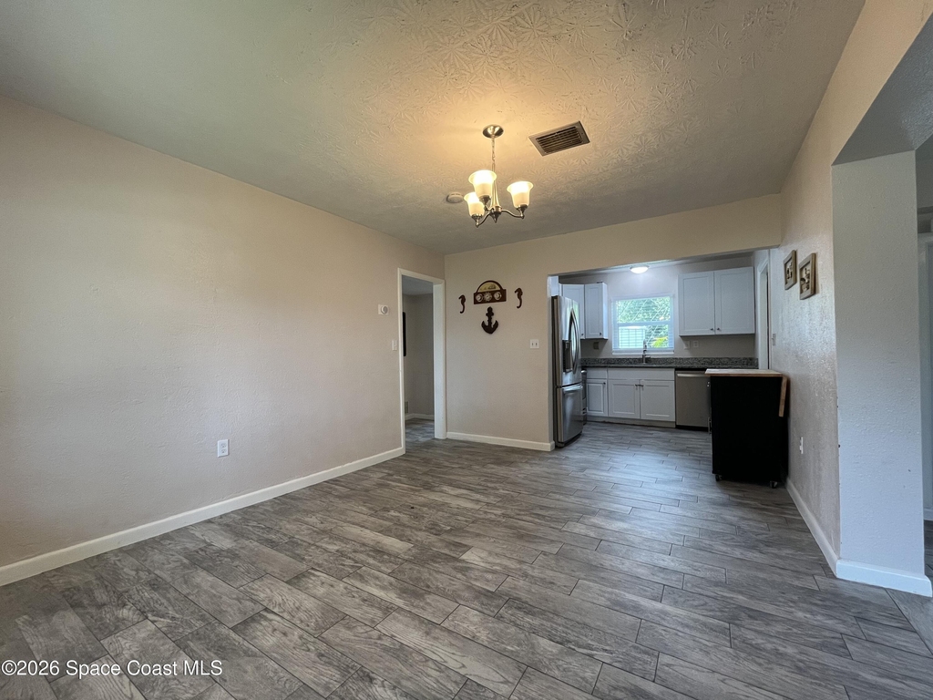801 Hampton Way - Photo 2