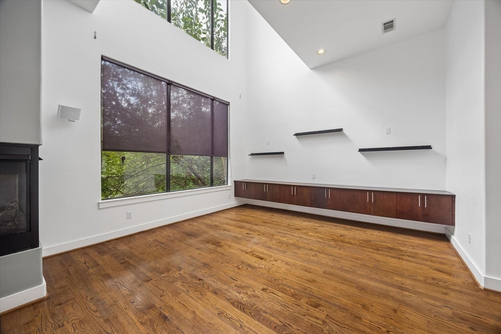 732 Ruthven Street - Photo 1
