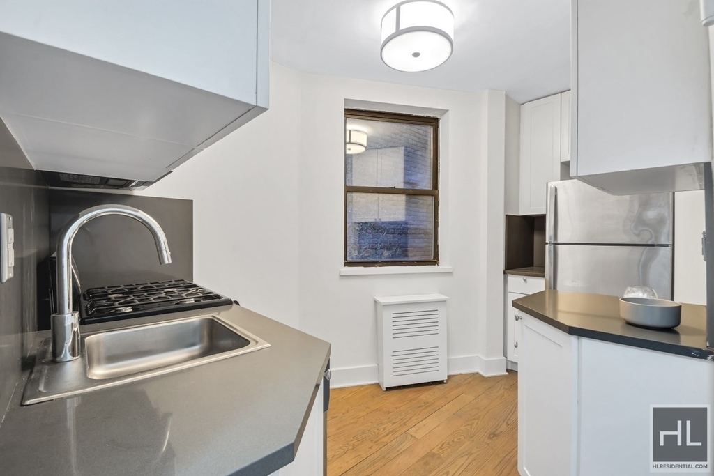 West 49 Street - Photo 2