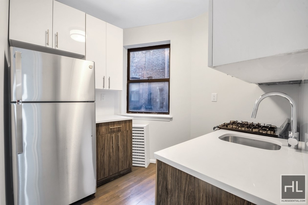 West 49 Street - Photo 4