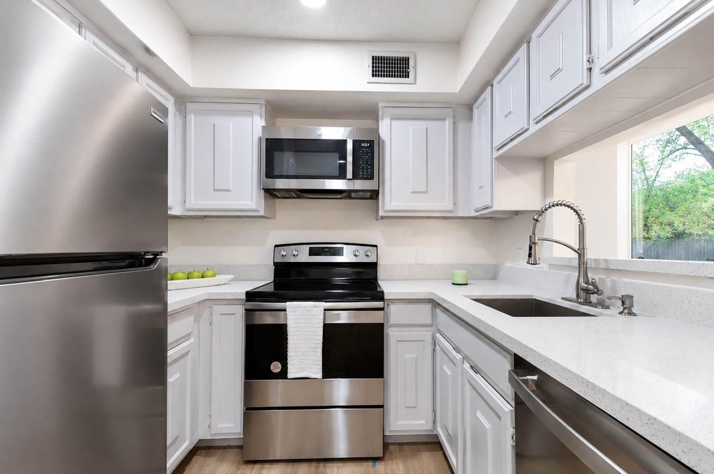 11002 Hammerly Boulevard - Photo 1