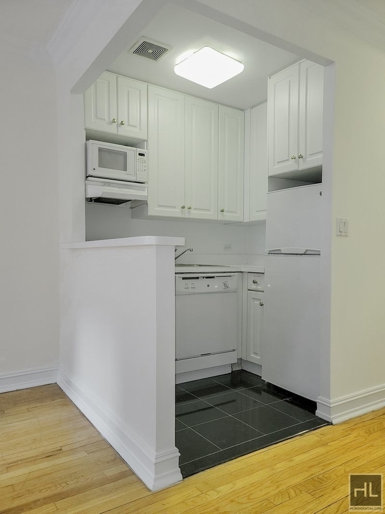 East 46 Street - Photo 3