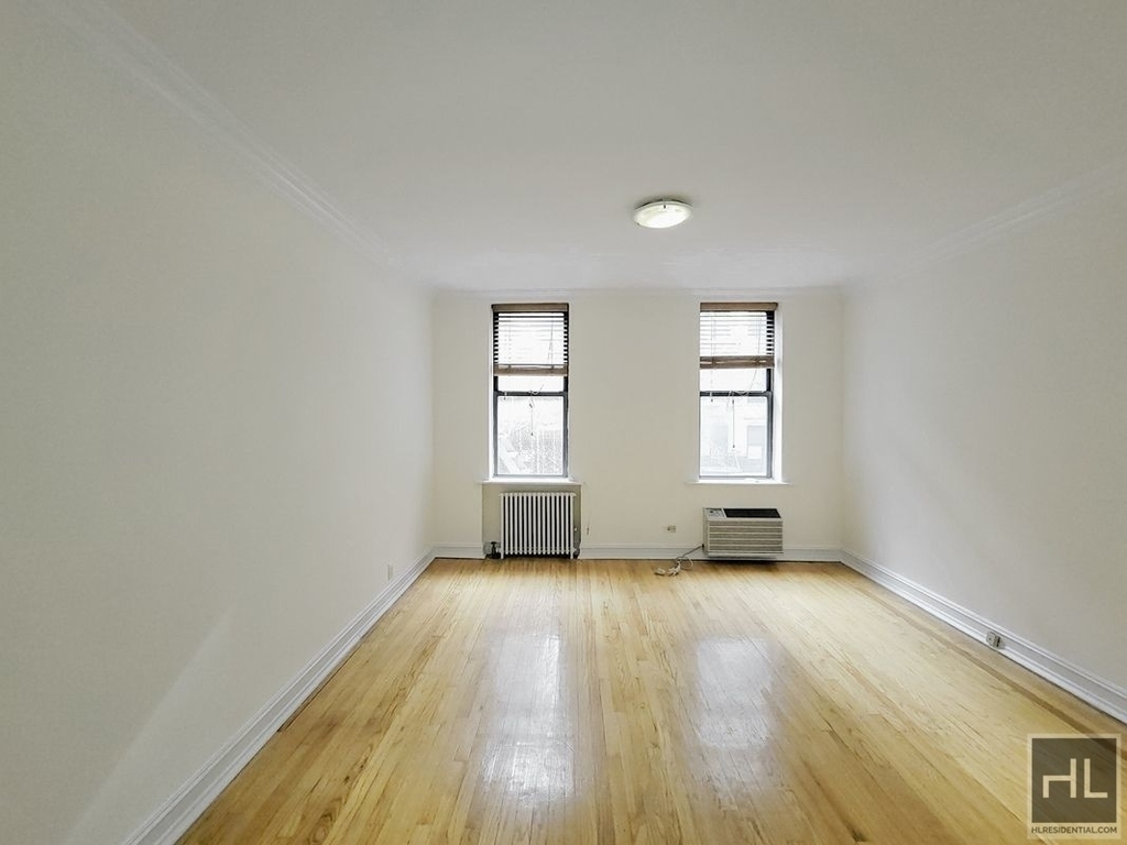 East 46 Street - Photo 1