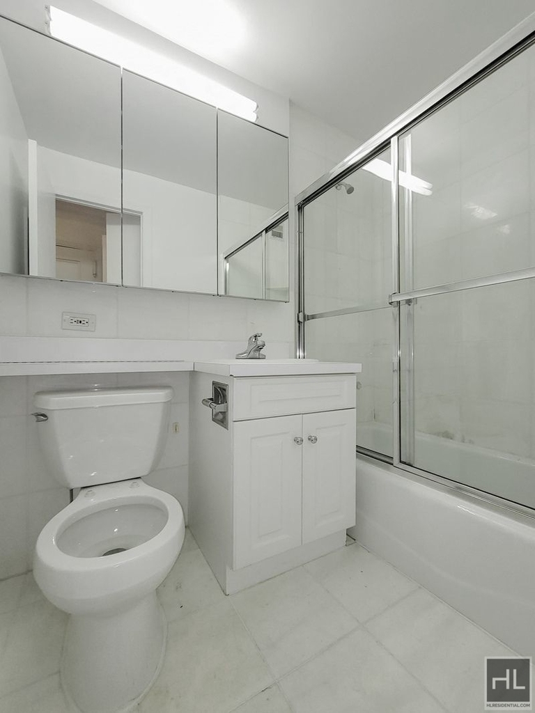East 46 Street - Photo 4