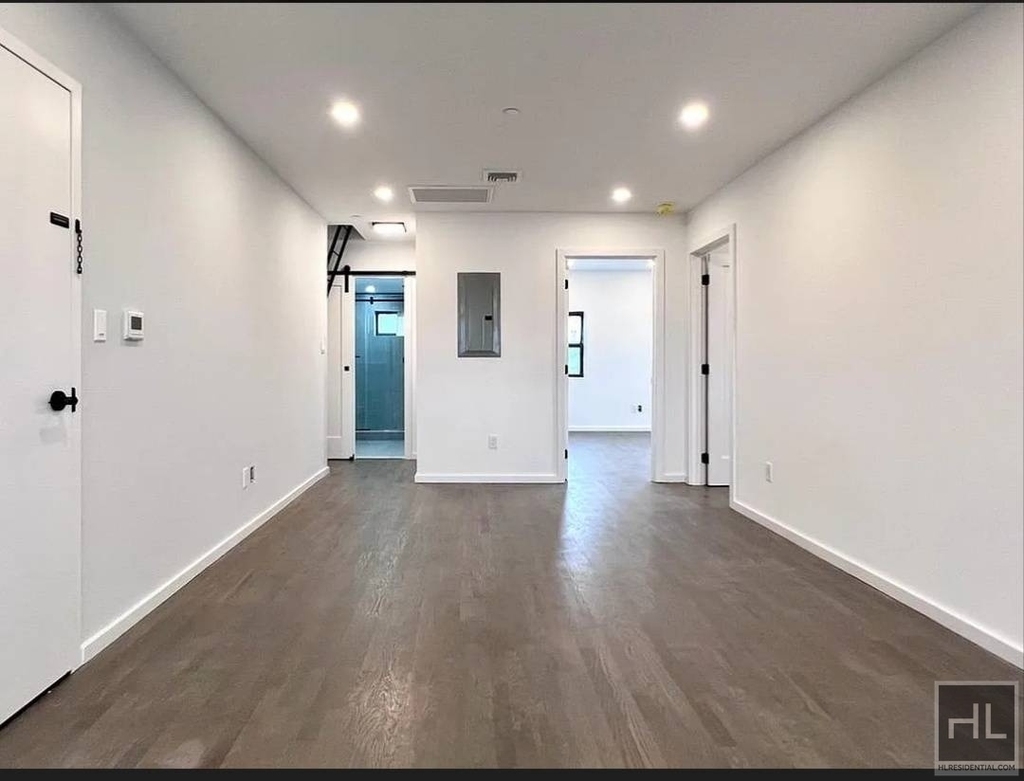 Steinway Street - Photo 2