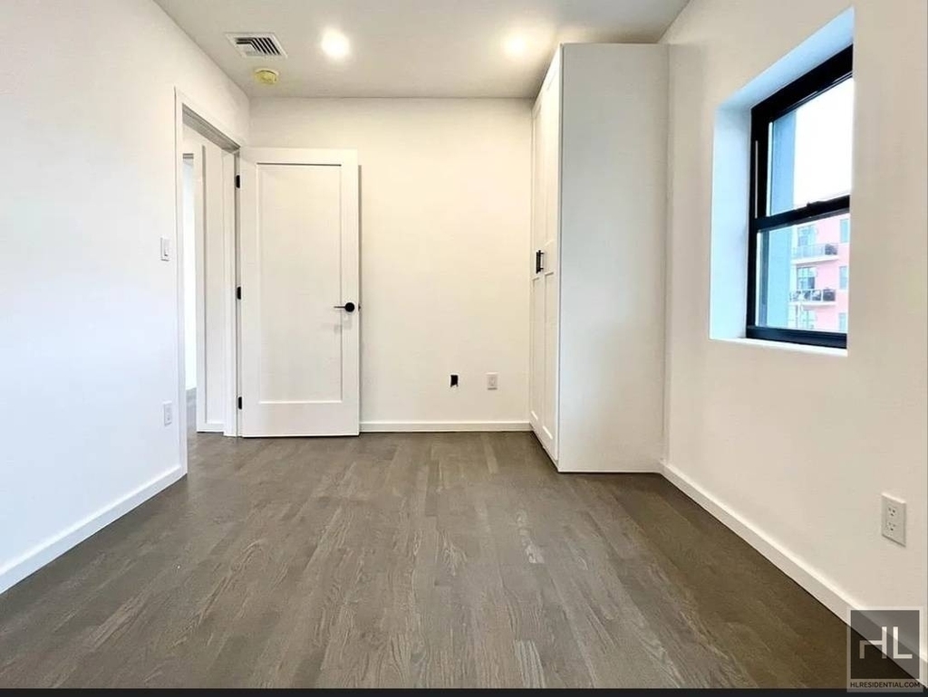 Steinway Street - Photo 1