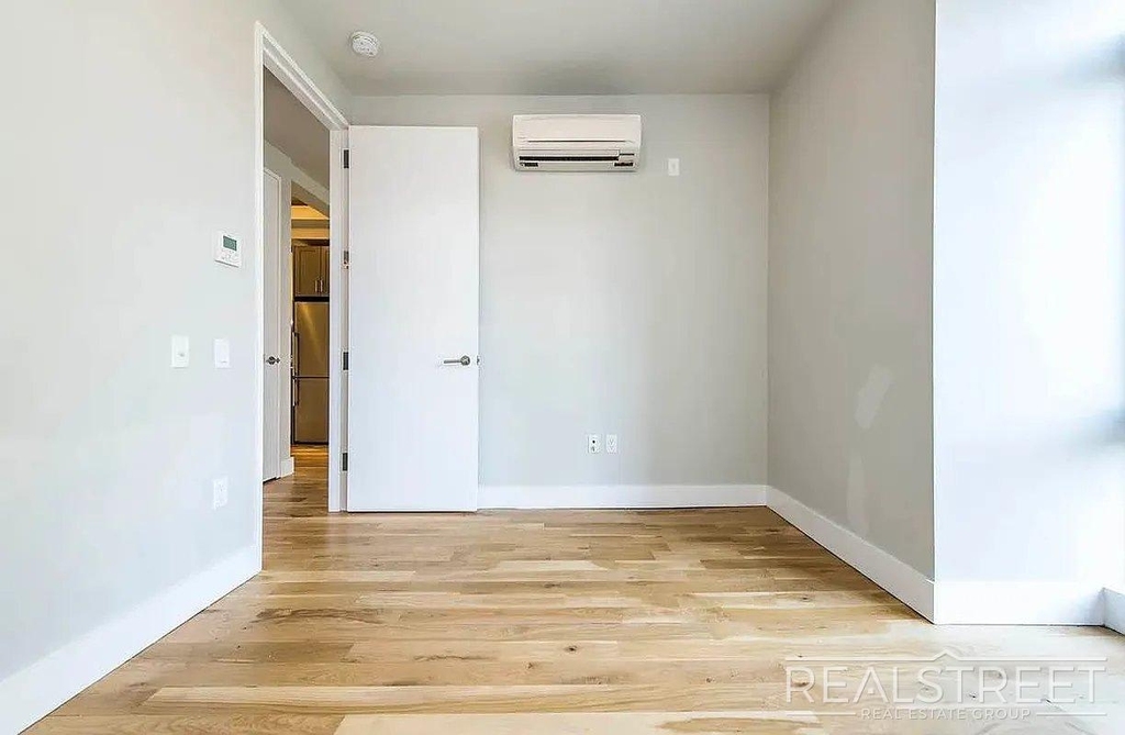 185 Leonard Street - Photo 4