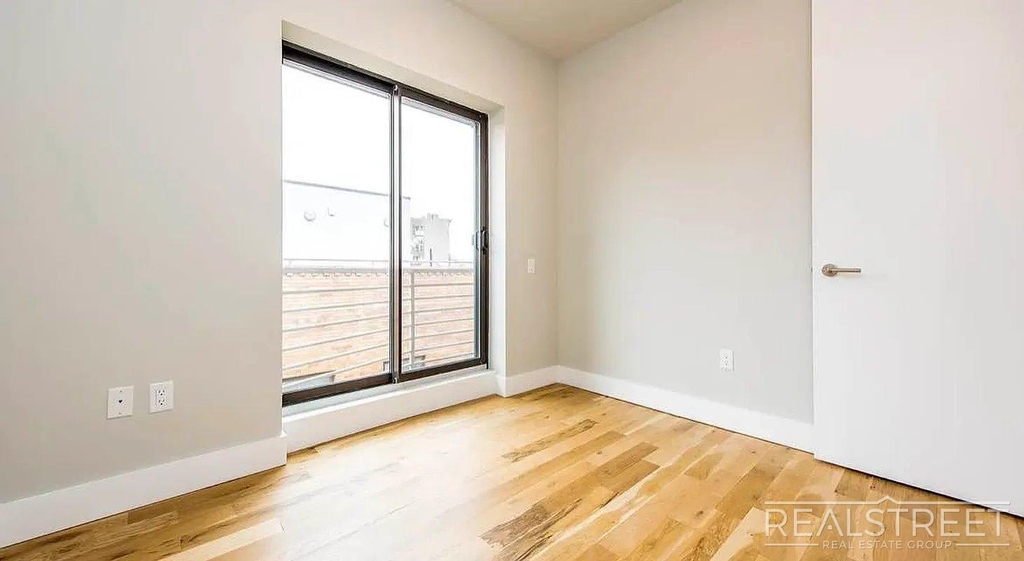 185 Leonard Street - Photo 5