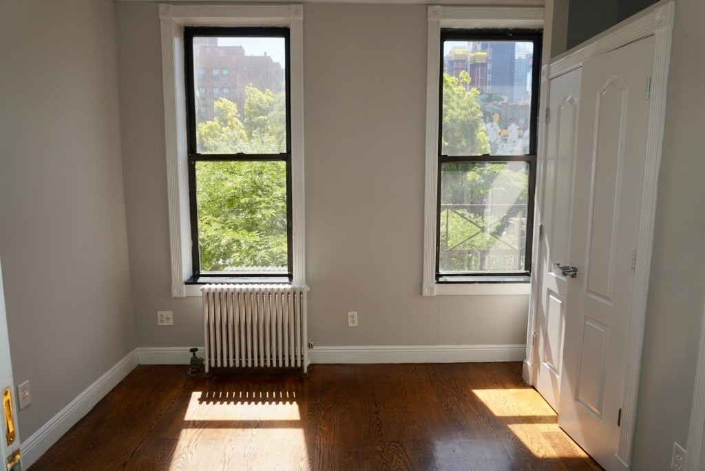 Tenth Avenue - Photo 3