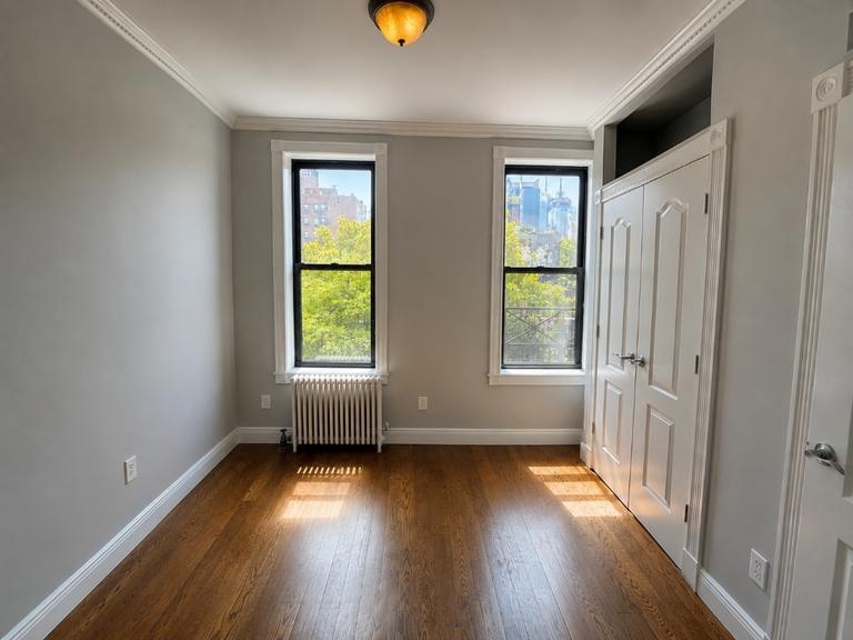 Tenth Avenue - Photo 13