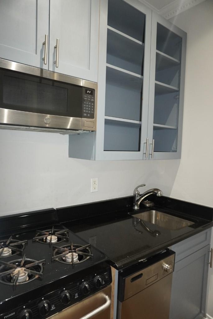 Tenth Avenue - Photo 2