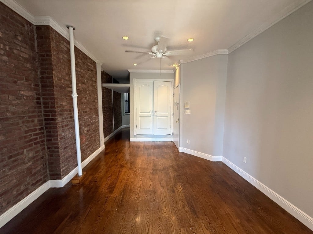 Tenth Avenue - Photo 9