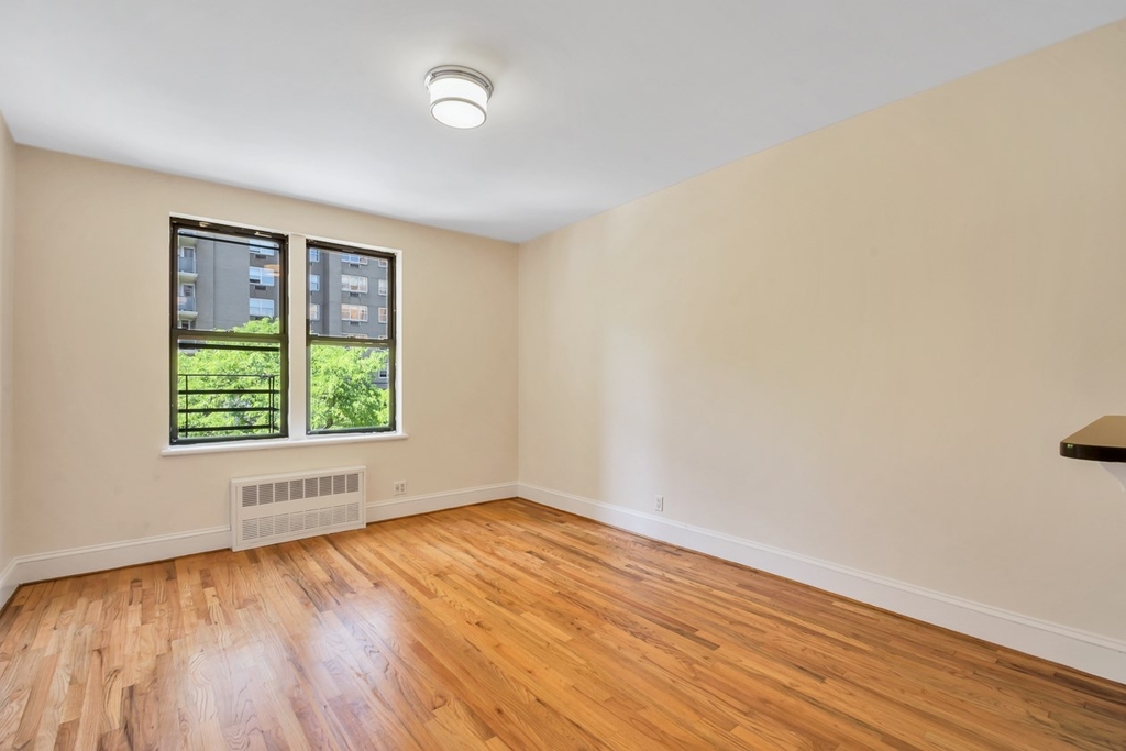East 73rd - Photo 2