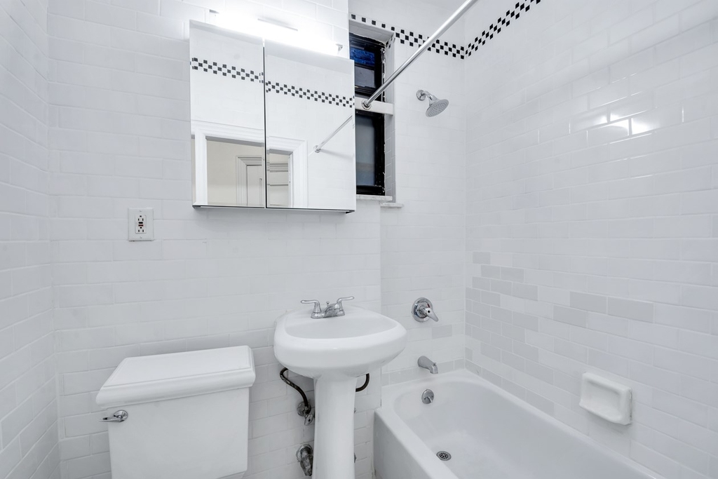 East 73rd - Photo 4