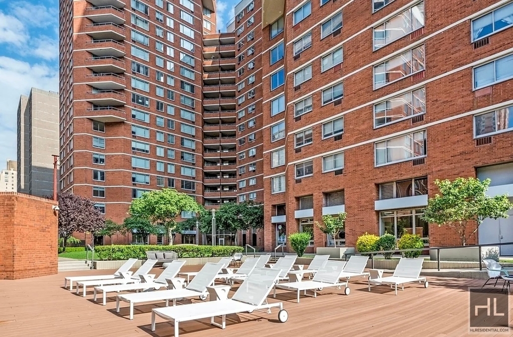 2nd Avenue - Photo 6