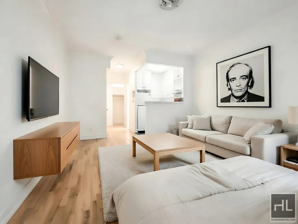 East 46 Street - Photo 1