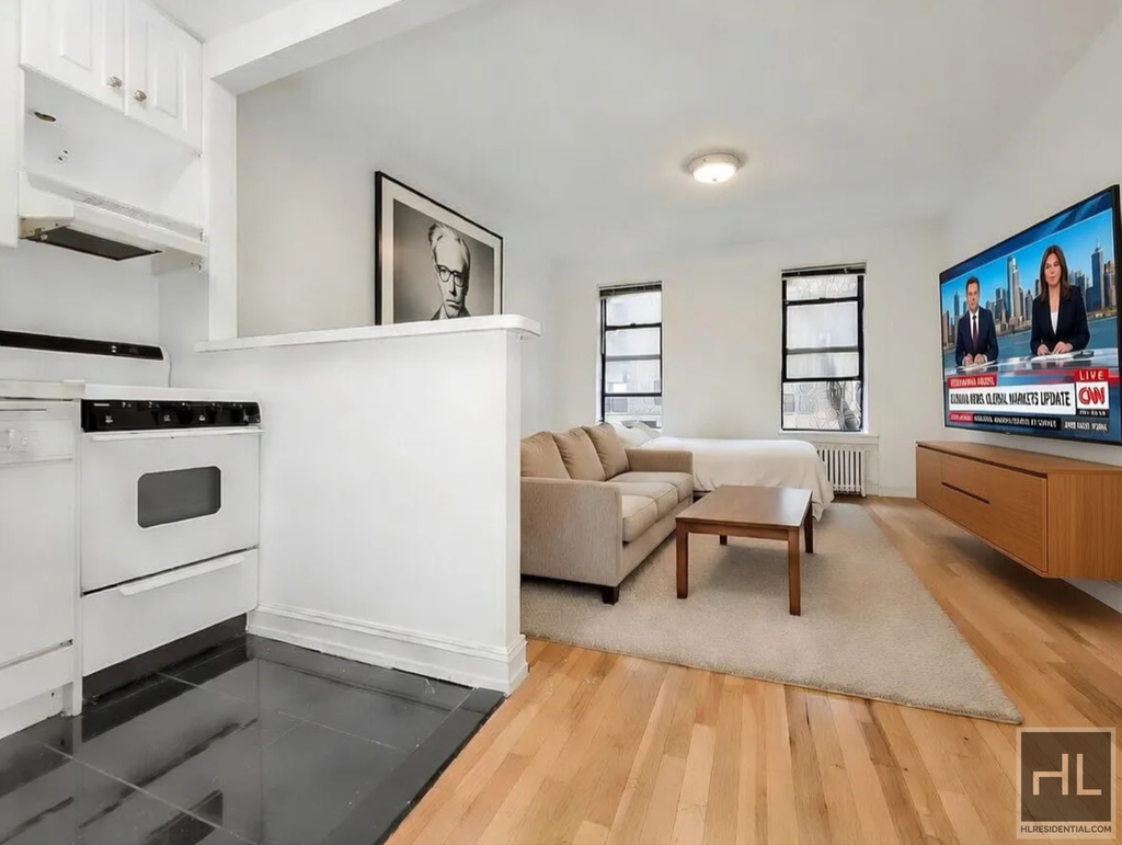 East 46 Street - Photo 0