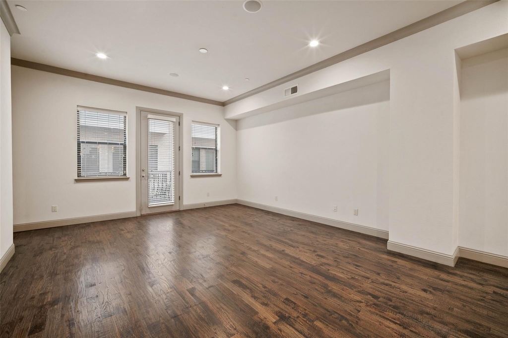 3142 Ross Avenue - Photo 4