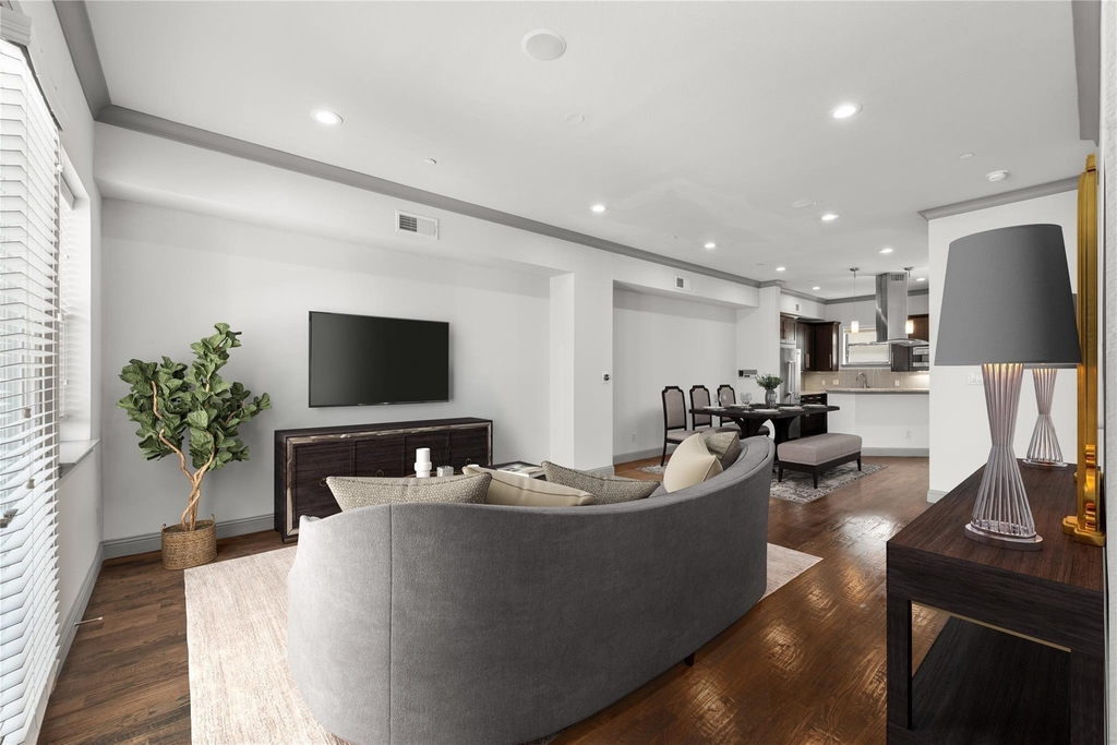 3142 Ross Avenue - Photo 3
