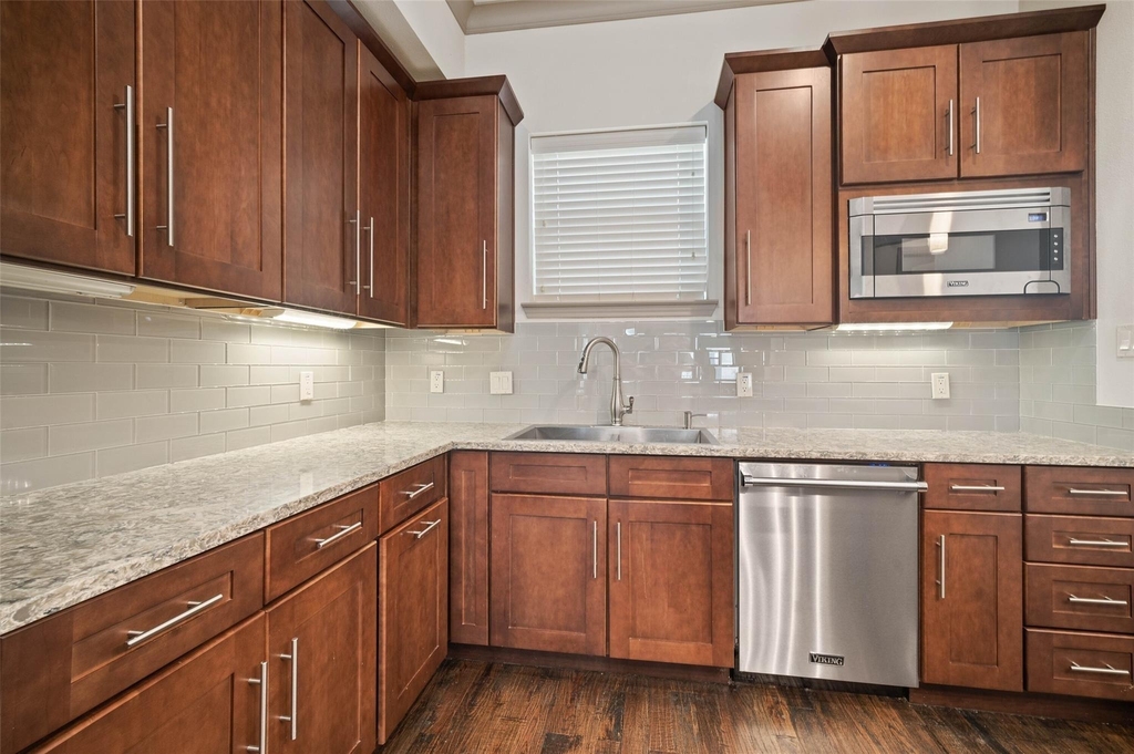 3142 Ross Avenue - Photo 2