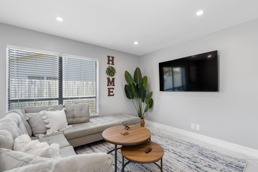 3372 Ne 5th Drive - Photo 3