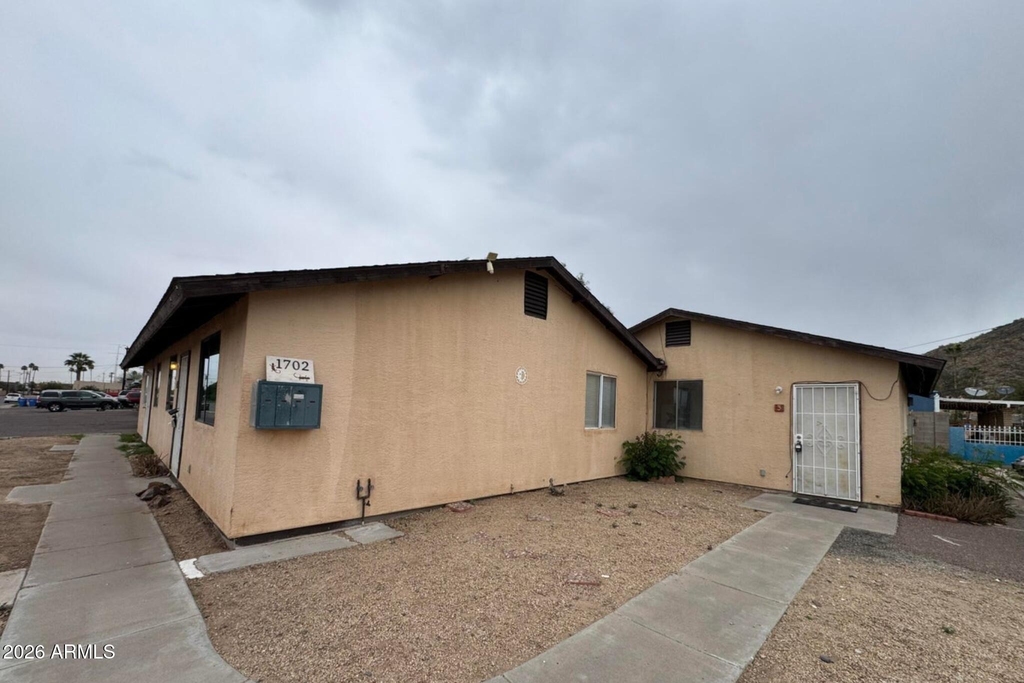 1702 W Shangri La -- - Photo 2