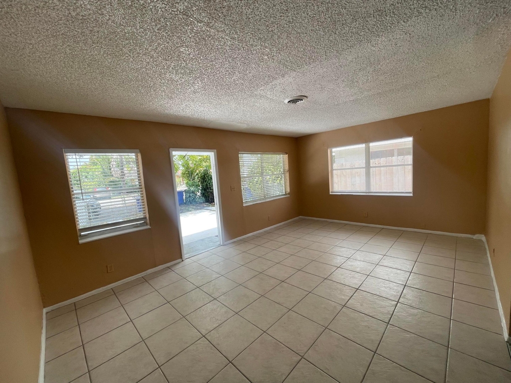 1316 Nw 8th Avenue - Photo 5