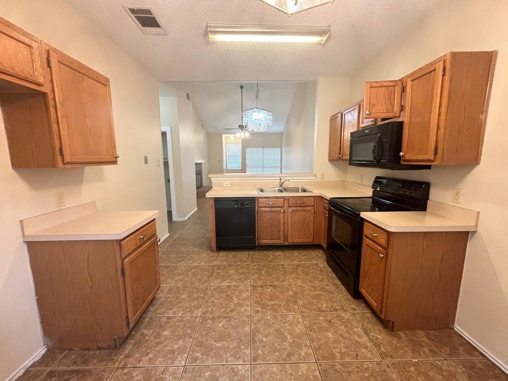 2915 Roxboro Road - Photo 6