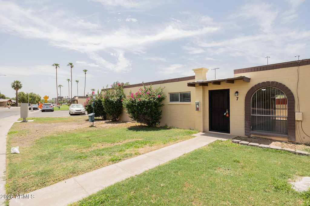 388 N Comanche Drive - Photo 2