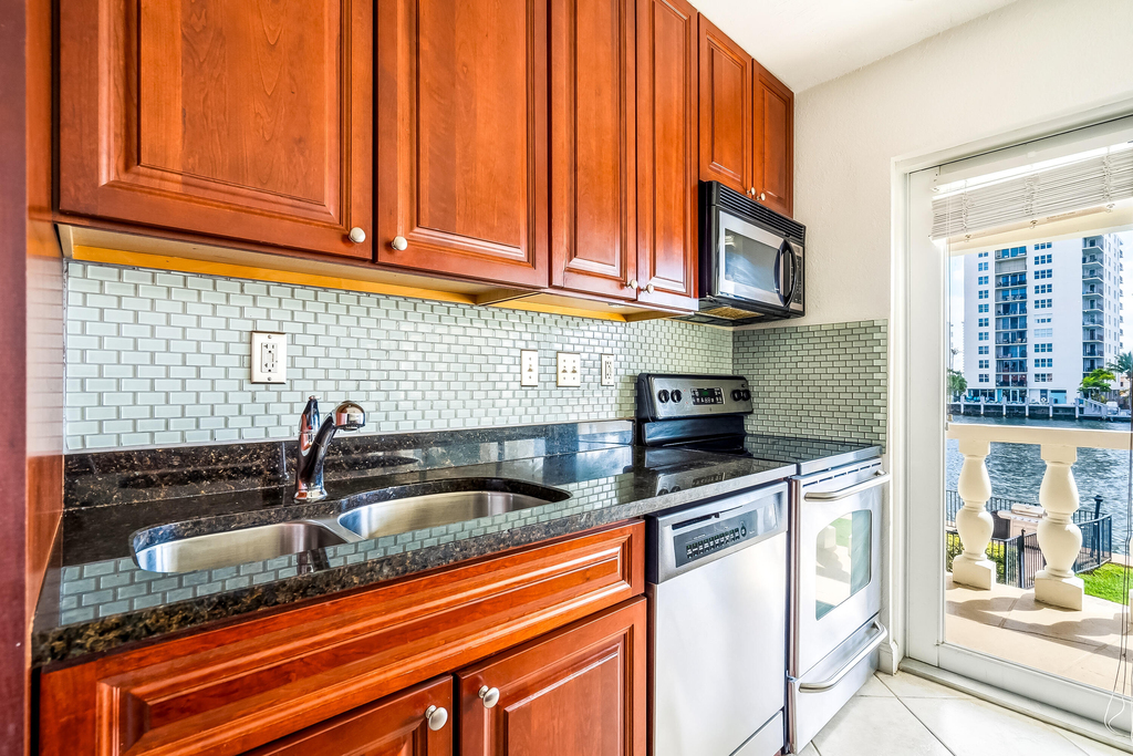 2895 Ne 32nd Street - Photo 7
