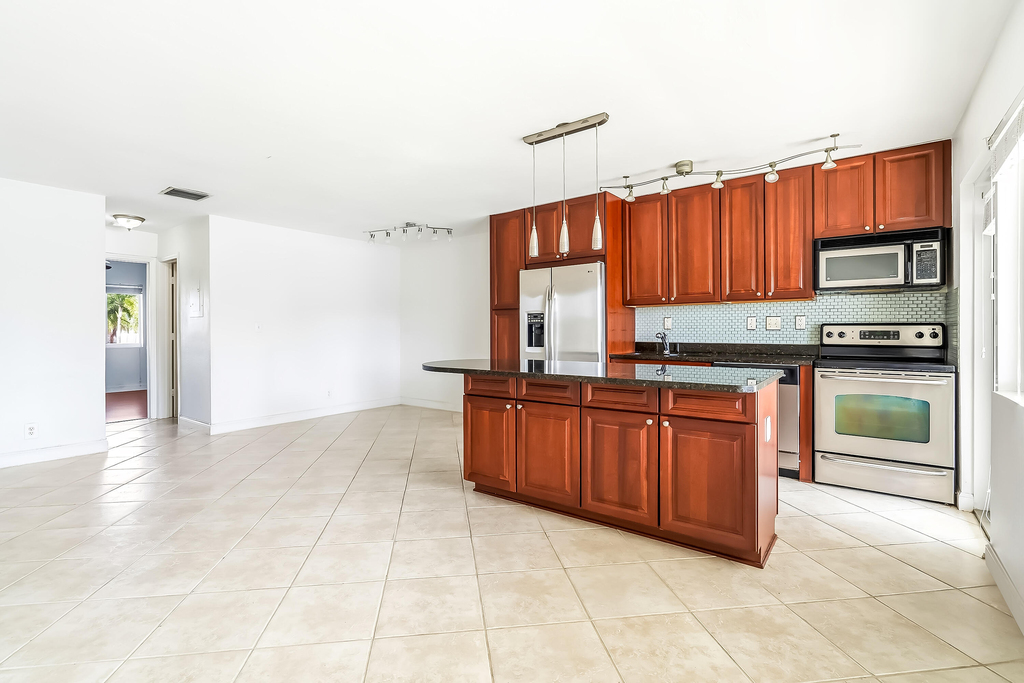 2895 Ne 32nd Street - Photo 0